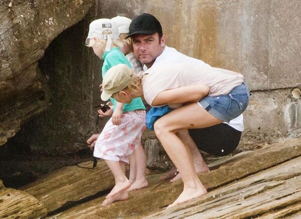 Liev Schreiber crouching, Confusing pictures, confusing perspective reddit, funny accidental photos, weird funny perspective, play to the top of your intelligence, patterns and the brain