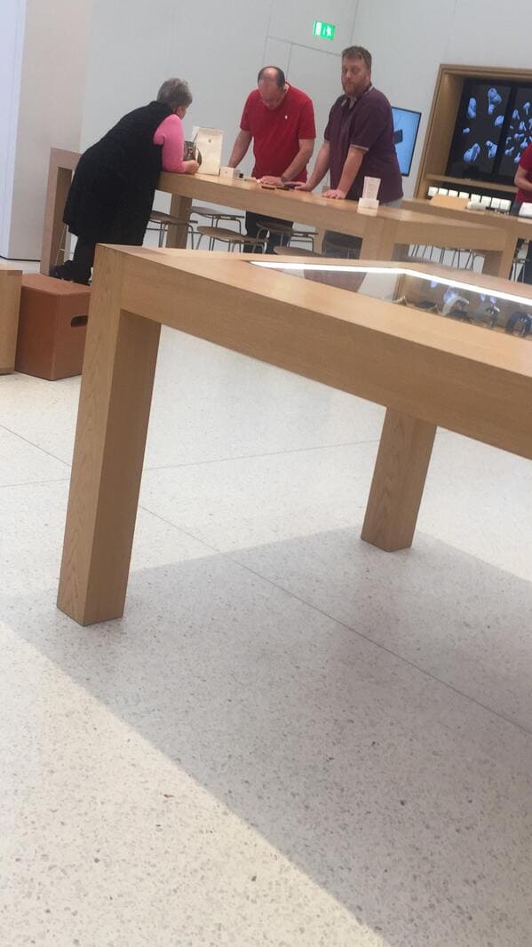 woman at apple store genius bar, Funny technology fails, people who need tech support, old people using technology, parents using smartphones, funny texts, funny emails, funny iPhone, iPhone fails, kids helping parents with technology, gadgets, funny photos
