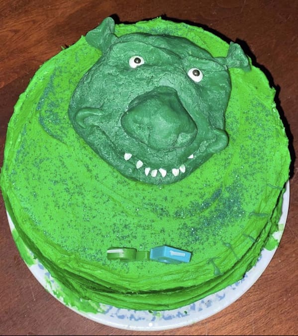 Cakes with threatening auras, funny weird cake, strange designs on cake, wtf cakes, hilariously weird desserts, funny pics