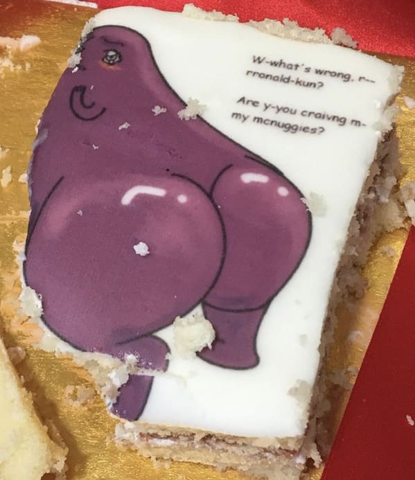 Cakes with threatening auras, funny weird cake, strange designs on cake, wtf cakes, hilariously weird desserts, funny pics