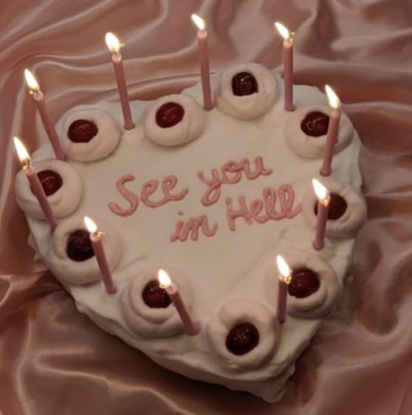 Cakes with threatening auras, funny weird cake, strange designs on cake, wtf cakes, hilariously weird desserts, funny pics