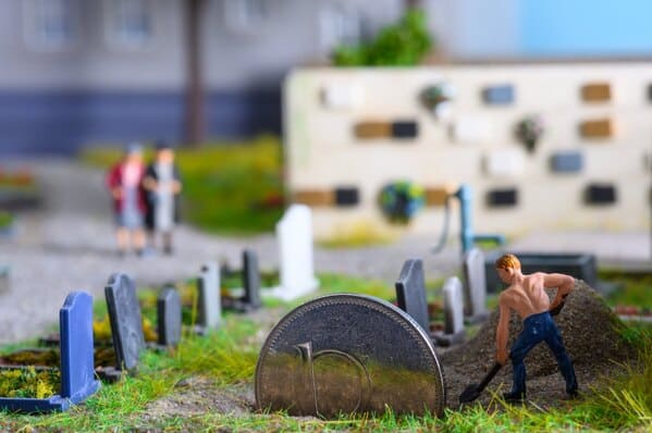 Tiny Wasteland, Instagram cool photos of small objects, dioramas of dystopia, tinywasteland, cool art made of tiny people in everyday items, funny odd photos of small people in small things, WTF, Peter Csakvari